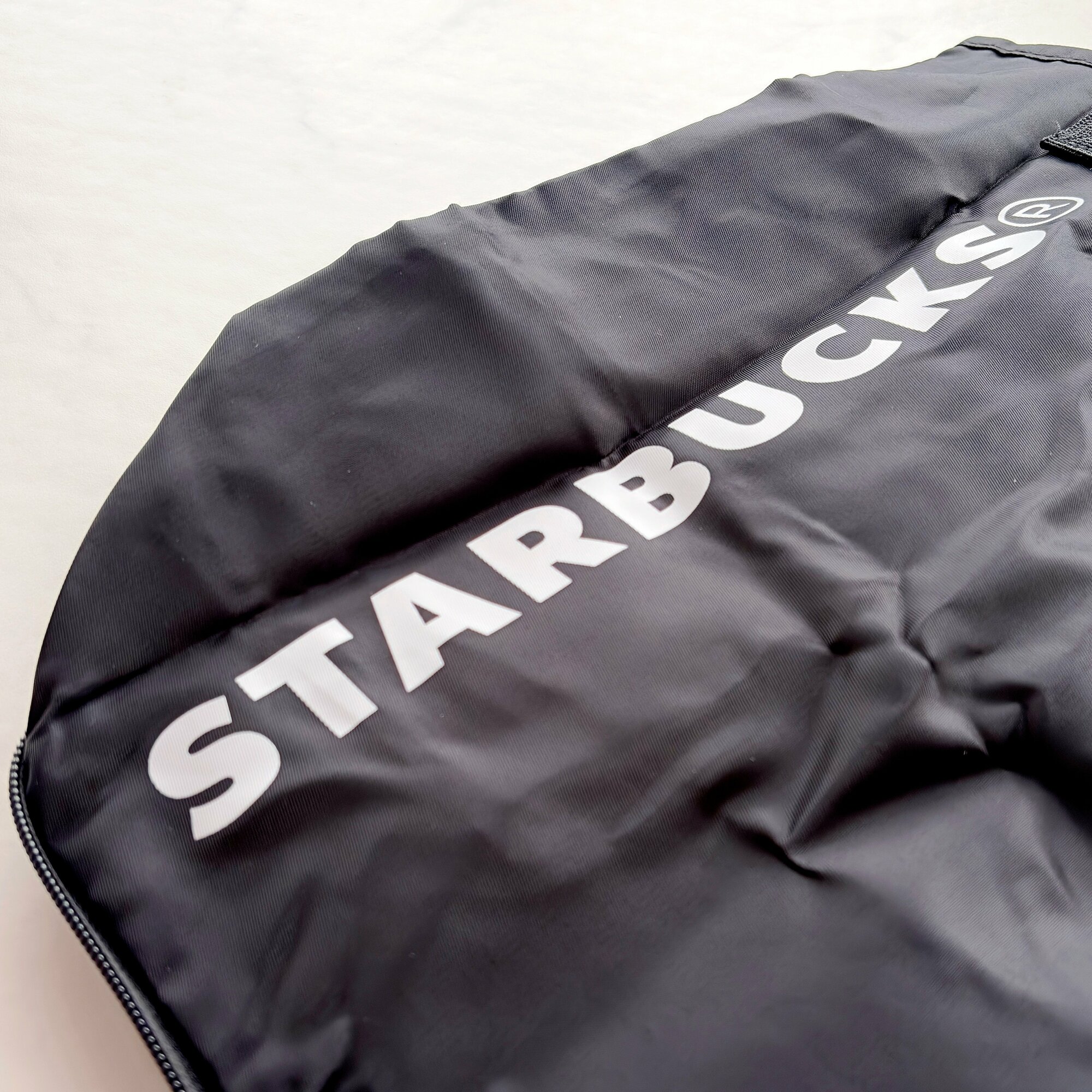 「買い物で毎日使ってます」スターバックスの“ポーチみたいなエコバッグ”スリムに持ち運べて優秀！「たくさん荷物が入ります！」「スタバのロゴがかわいい」