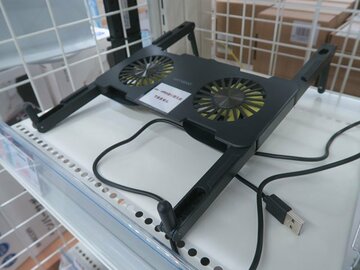デュアルファン搭載なのに持ち歩ける、折りたたみ式のノートPCクーラー