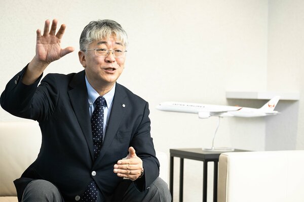 ダイヤモンド編集部の取材に応じるJALの西田真吾執行役員
