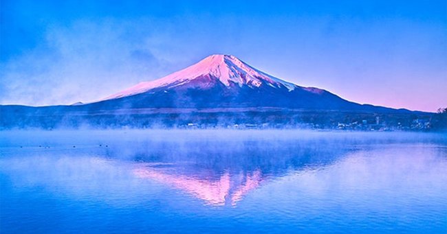 山中湖親水公園から望む、美しい逆さ富士