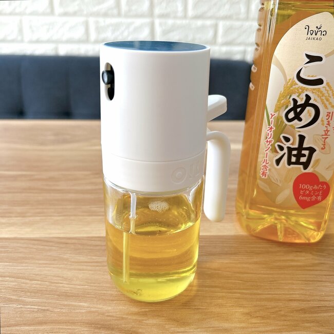 待って、天才すぎる…！セリアで見つけた「ネコちゃん食器」小皿と箸置きが合体してるんだけど！