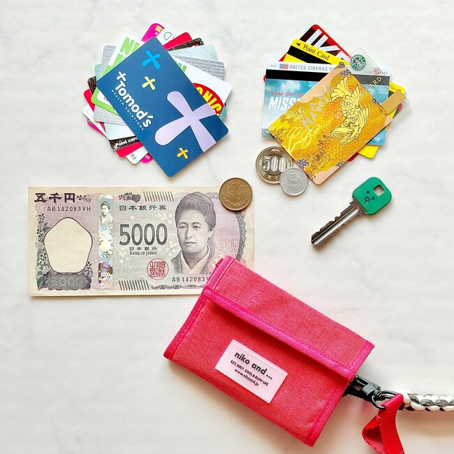 普通の財布に戻れないかも…！ニコアンドの「ナナメがけできるミニ財布」カギもカードも入って理想的すぎる！