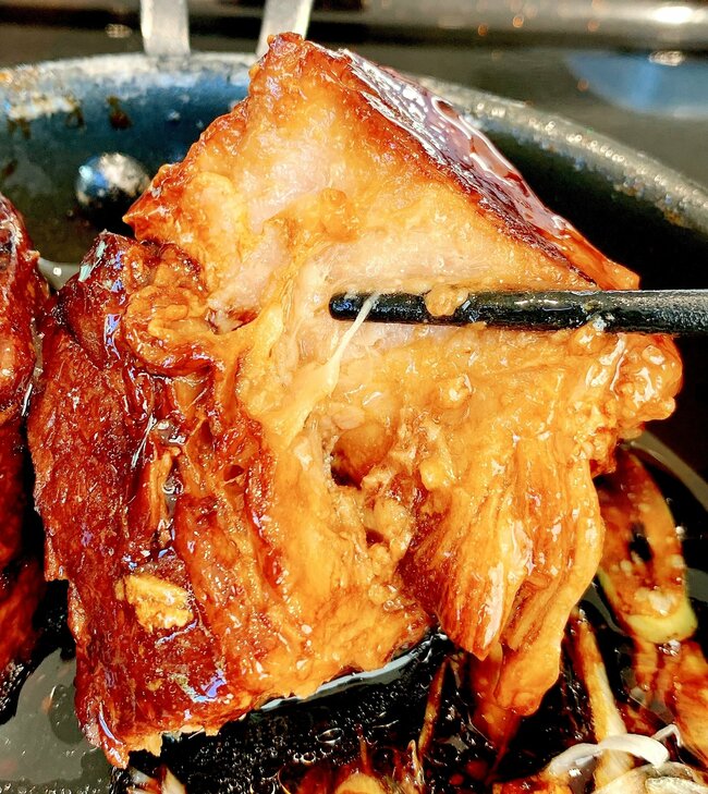 「デカすぎんだろ…」吉野家の“豪快すぎる定食”ご飯おかわり無料なのが嬉しい！「ご飯3杯いけたわ」「ありえんぐらいウマい」《実食レビュー》