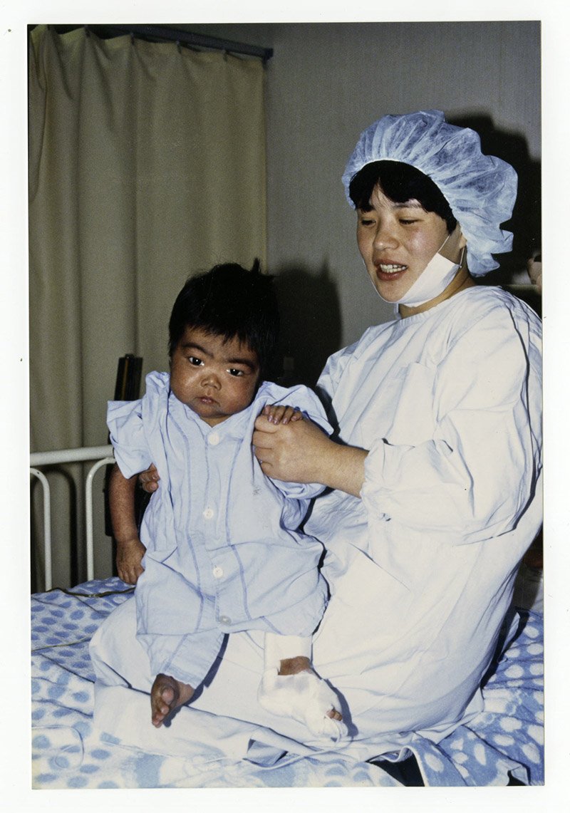 手術後、一般病棟に移った裕弥ちゃん〈杉本寿美子さん提供〉　同書より転載