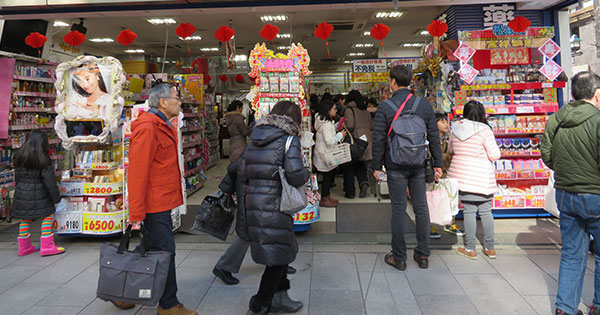 訪日客増で最高益の化粧品・ドラッグストア業界、次の一手は？