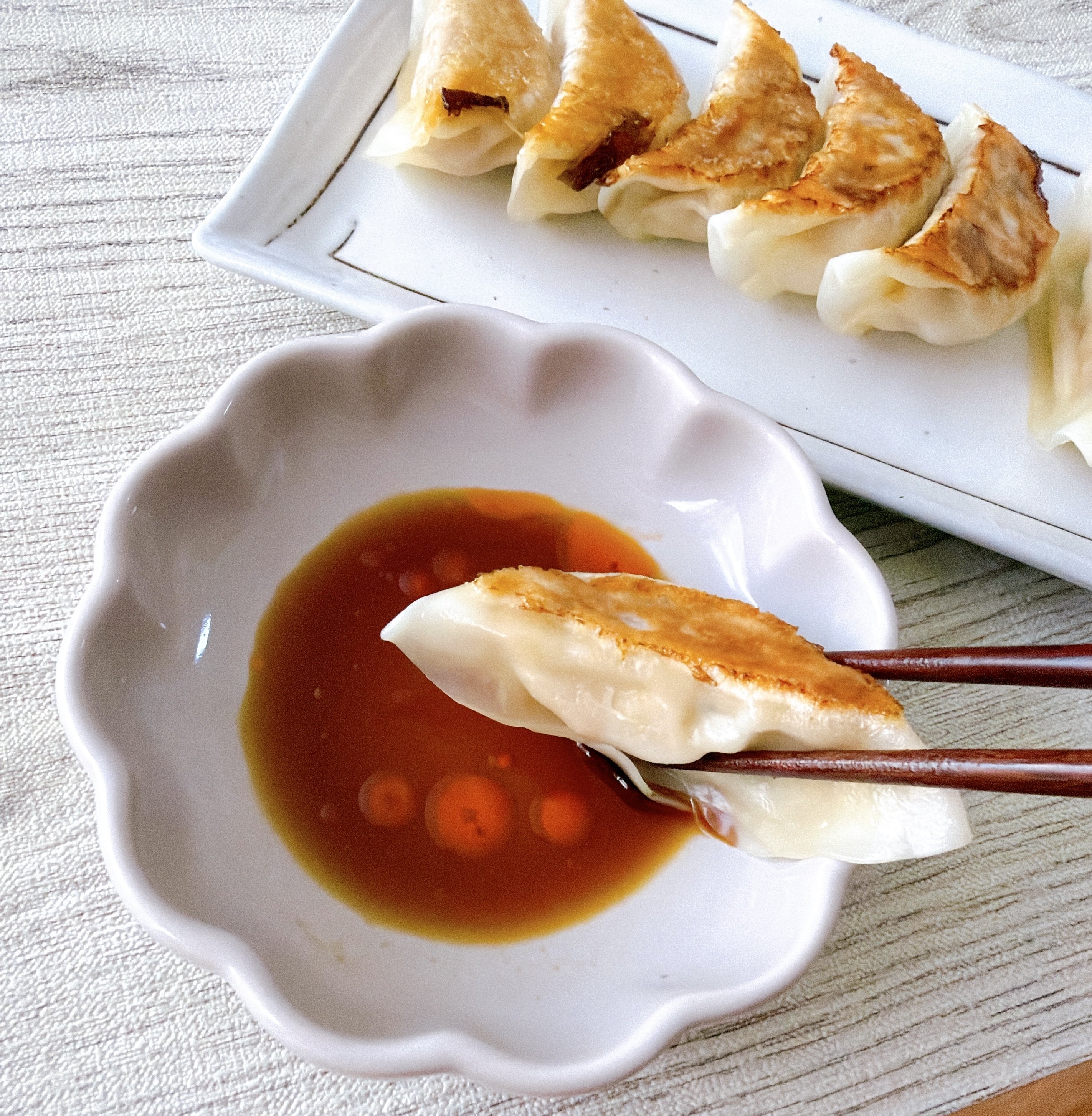 かわいすぎて全色まとめ買いした！セリアの「フランフランみたいな食器」がレトロかわいい…！お花の形が素敵なんです