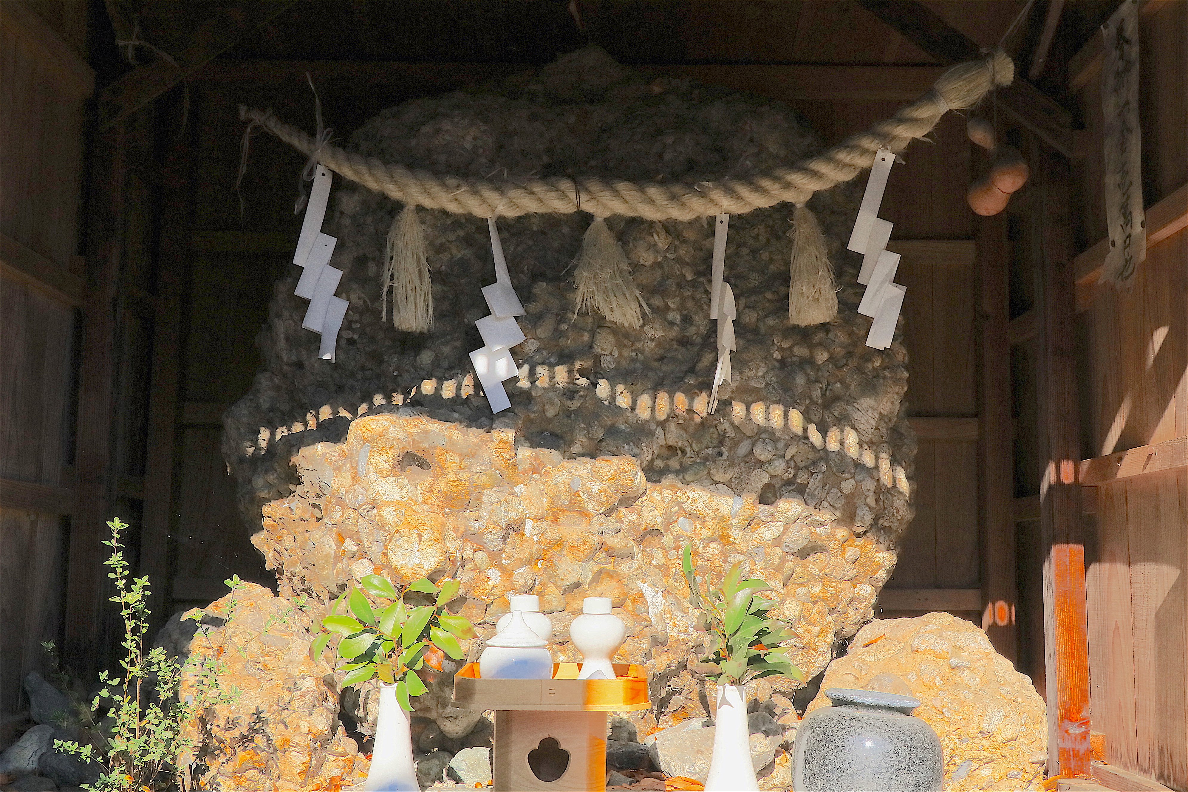 御霊（ごりょう）神社の境内には「叶石（かなういし）」という奇石もある