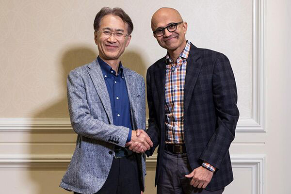 握手を交わすソニーの吉田憲一郎社長兼ＣＥＯ（左）と、マイクロソフトのサティア・ナデラＣＥＯ