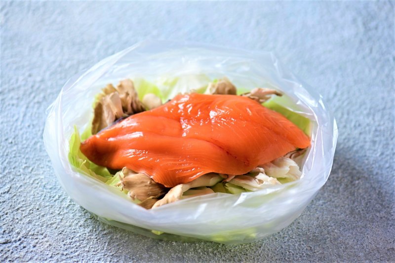 【カンタンなのに極上! レンチンレシピ】<br />鮭とキャベツが贅沢に感じられる! レモン蒸し