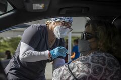 米国のコロナ関連死者数、累計100万人に迫る