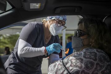 米国のコロナ関連死者数、累計100万人に迫る