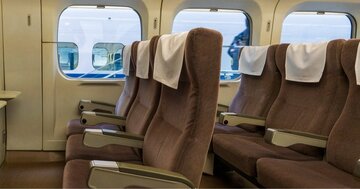 新幹線で通路側の人がテーブルを広げてゲーム熱中→全然どけようしない！気分良く席をたつ方法は？