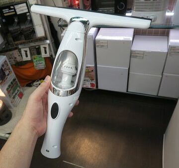 ジュースもプリンも吸い取る液体専用の充電式クリーナー