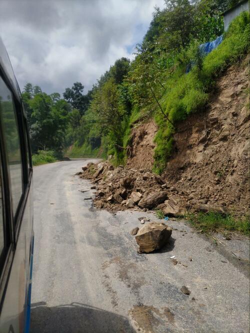 土砂崩れによる落石も確認できた（提供＝筆者）