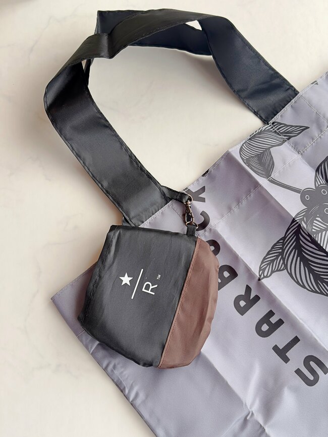 「自分用とプレゼント用で2個購入しました」スタバの“マグカップみたいなエコバッグ”が可愛すぎる!「カップの形に一目惚れ」「大容量なのでたくさん買物しても大丈夫」