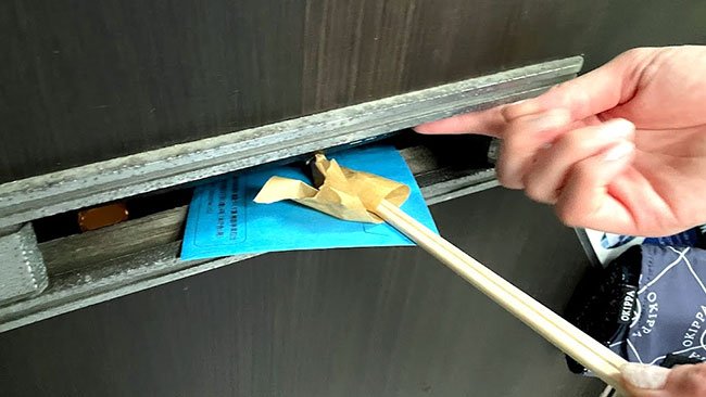 事務所の郵便受けで試してみたところ、とても簡単に封筒を引き出せました　Photo by Tomonori Yanagiya