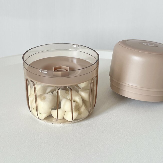 「買って大正解です」「料理が楽になった」3COINSの“電動みじん切りグッズ”コードがないからサッと使えて便利！「音は静かだし、すぐにみじん切りにしてくれる」