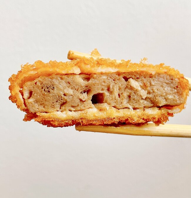 おかずの量がヤバイって…！ほっともっとの“ヤケクソどんぶり”お肉と揚げ物がパンパンに盛られてるの！「上京したての学生メシみたい」「ウマー定番にしてほしい」《購入レビュー》