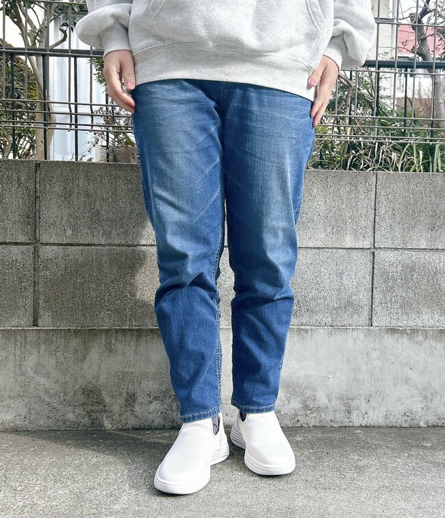 もう普通のスニーカーに戻れない…！ワークマンの「雲の上みたいなシューズ」立ったまま履けて、ふんわり歩けちゃうの！