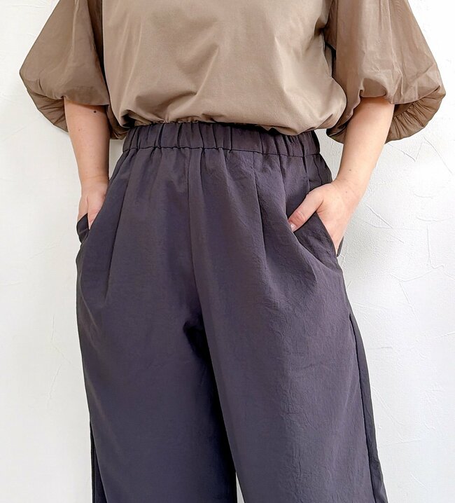 「ほんと、涼しい！」無印良品の“風を通すワイドパンツ”サラッとして気持ちいい！「着丈も丁度いい」「酷暑日に活躍すること間違いなし」