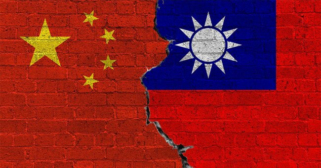 亀裂の入った中国と台湾の旗