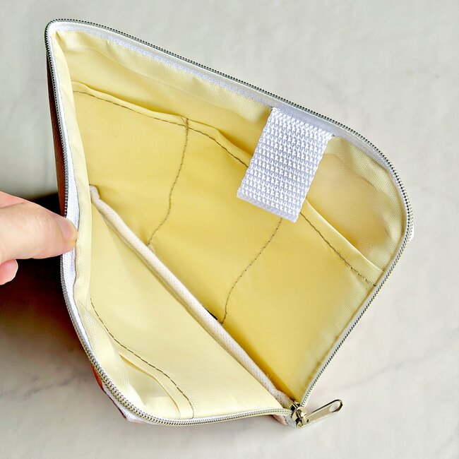 お薬手帳や診察券30枚がまるっと入る！セリアで見つけた「ポケットたくさんケース」が通院グッズ入れにぴったり！【購入レビュー】