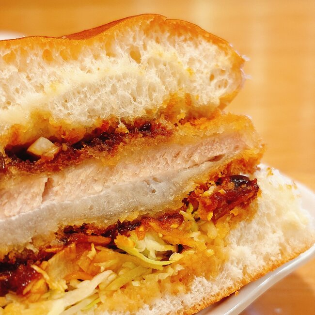 「想像の2倍の巨大さ」「デカ過ぎんだろぉ」コメダ珈琲の“1200kcal超えメニュー”名古屋名物がアツアツでおいしい！「1人ひと皿は後悔する」