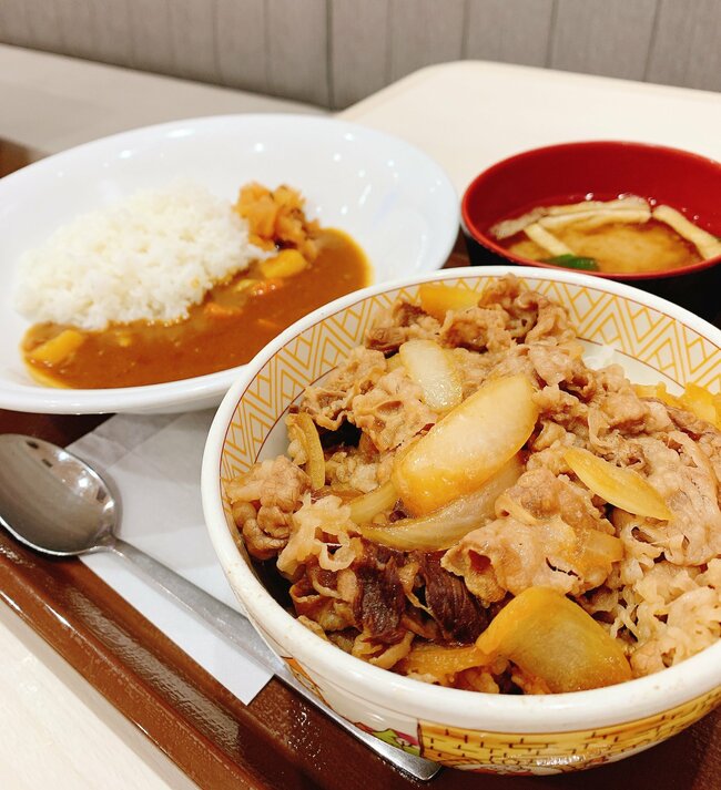 「めちゃくちゃ量多くて安い」すき家の“17時から頼めるお得メニュー”1100kcal超えでボリューム感がハンパない！「すごくリーズナブル」「夢のコラボレーション」