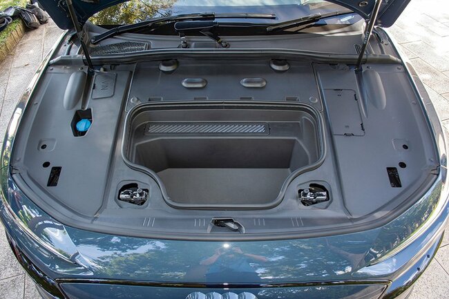 アウディA6アバントe-tron パフォーマンスフロント荷室