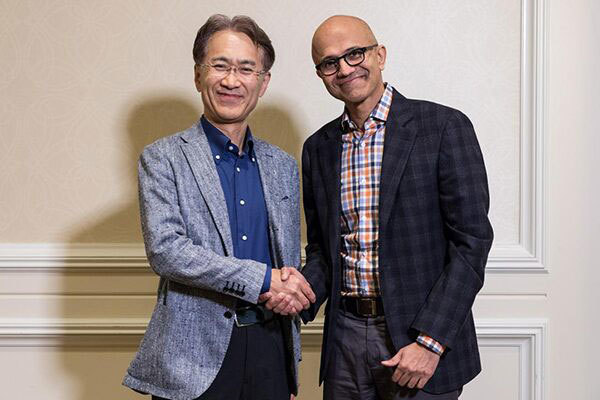 握手を交わすソニーの吉田憲一郎社長兼CEO(左)と、マイクロソフトのサティア・ナデラCEO
