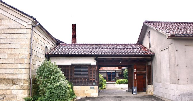 登録有形文化財の酒蔵と住居