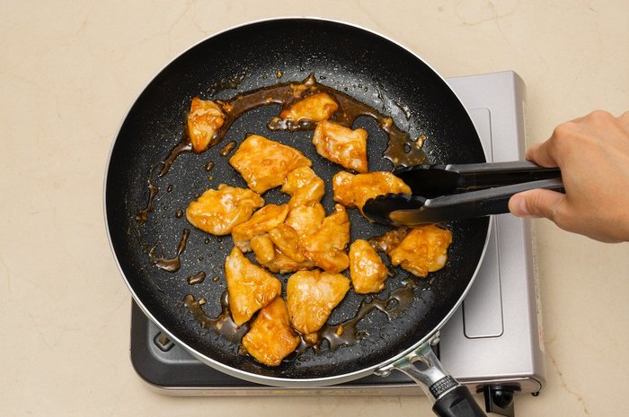 【裏ワザ料理】10分でできる！　鶏むね肉の「照り焼きチキン」の作り方