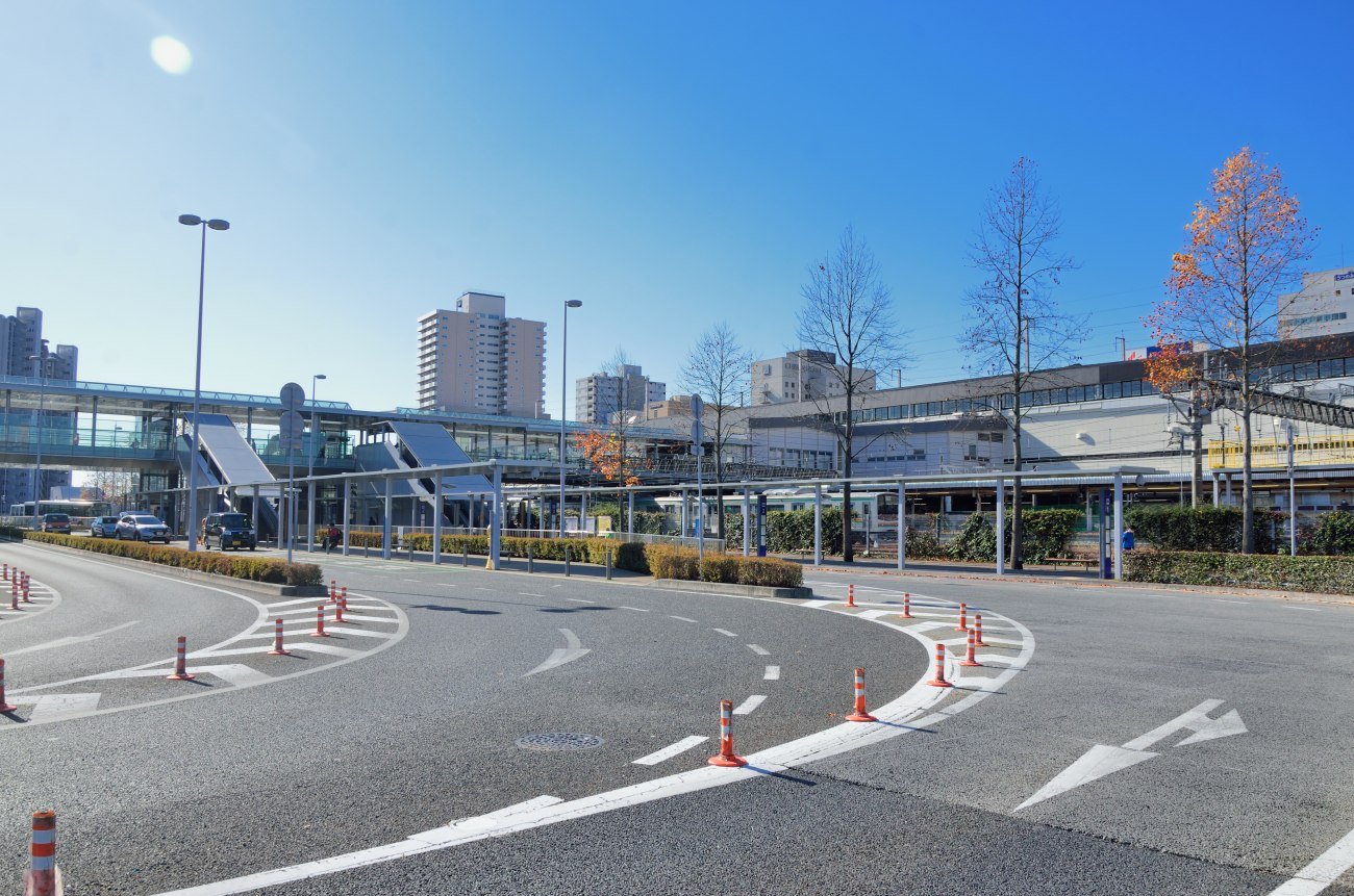 なぜ新幹線の駅は片側だけ発展しているのか？