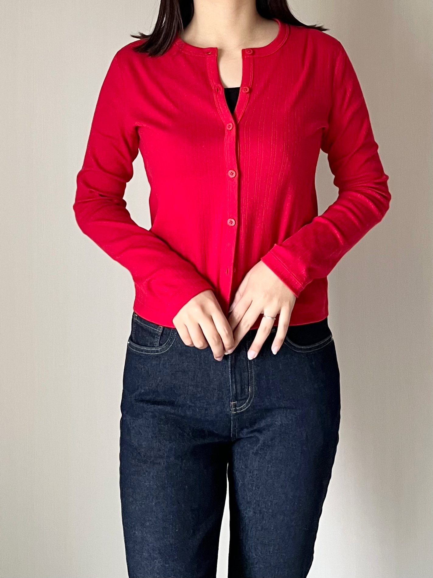 シルエットが美しすぎる…！ユニクロの「細見えカーディガン」上半身がすっきり見えるし、サッと羽織るだけでオシャレ！