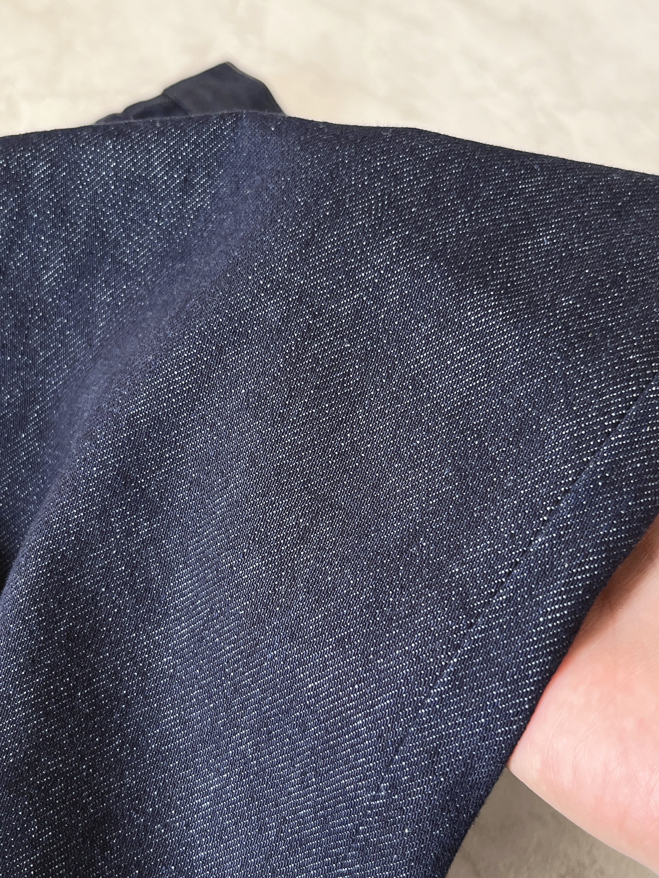 「色違いで2着購入しました」ユニクロの“脚長ジーンズ”脚がスラっと見えるから何着も欲しくなる！「ポッコリお腹が気にならない」「最近の一番のお気に入り」