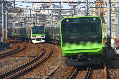 山手線で自動運転の試験が始まる。レールの上を走る鉄道なら、とっくに実用化されていてもおかしくなさそうなものだが……
