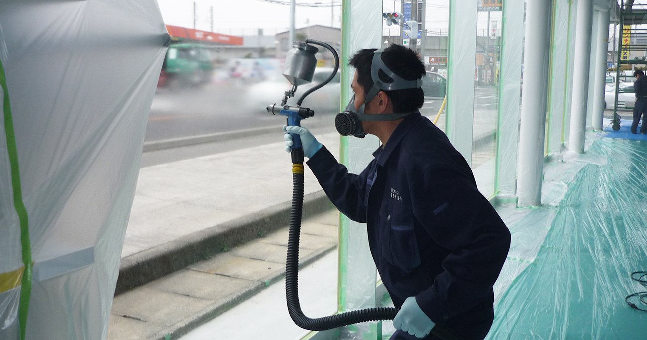 国立新美術館や大手スーパーなどが導入 ガラスコーティング剤で省エネを実現