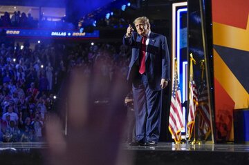 トランプ氏、物価高に苦しむ有権者取り込み 現金給付や農家支援で