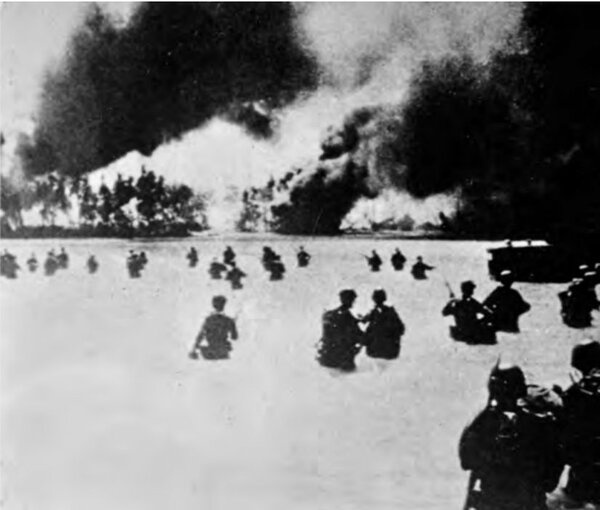 「保留」取り消し写真。「上陸前の砲爆撃で火と煙に包まれたタラワ島」