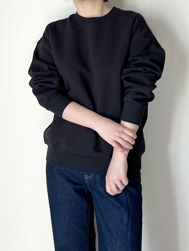 「色違いで4着買いました」「40代でもイイ感じ」ユニクロの“高見えスウェット”楽ちん×体型カバーで天才すぎる！「毎日愛用しています」