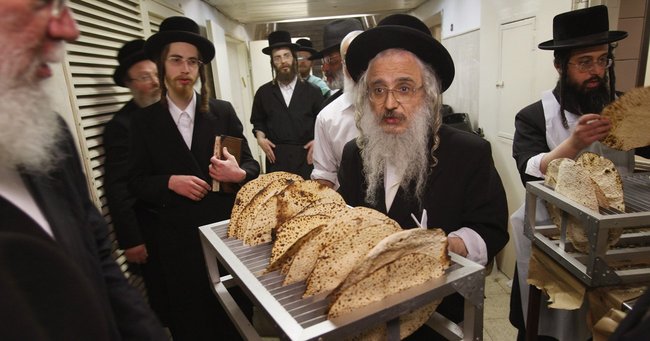 過越祭（ペサハ）では、「マッツァ」と呼ばれる種なしパンが準備される