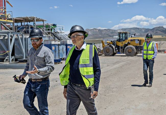 ケープ・ステーションを訪れたファーボのティム・ラティマーCEO（左）と主要な資金提供者のビル・ゲイツ氏