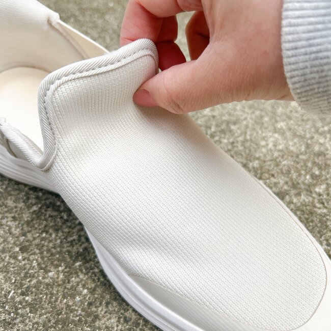 もう普通のスニーカーに戻れない…！ワークマンの「雲の上みたいなシューズ」立ったまま履けて、ふんわり歩けちゃうの！