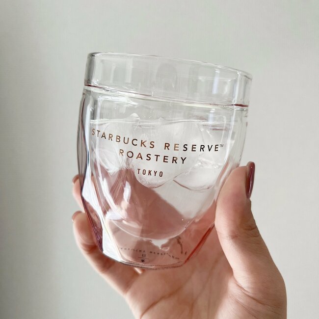 「めちゃくちゃ可愛い」「いつまでも眺めていたい」スターバックスの“高級感たっぷりグラス”デザインが美しくて気分が上がる！「夫婦で使用しています」