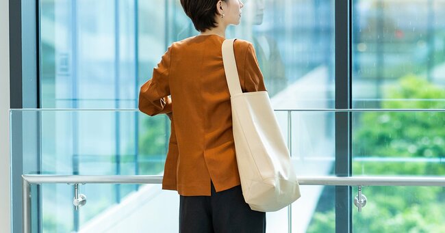 女性の後ろ姿