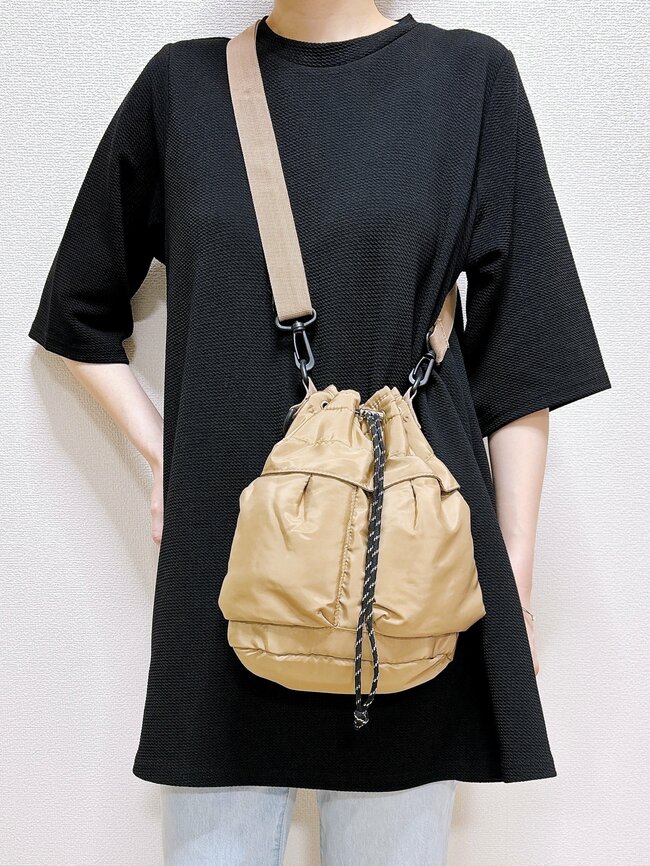 「毎日使ってます」「買って良かった」3COINSの“荷物がたっぷり入る巾着ショルダー”ガバッと開いて使いやすい!「天気に関係なく使いたくなる可愛さ」