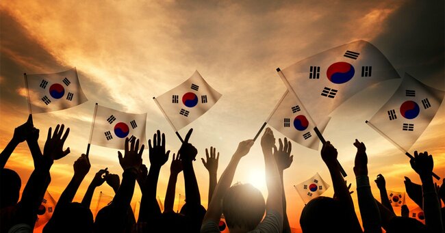 韓国国旗をかかげる人々