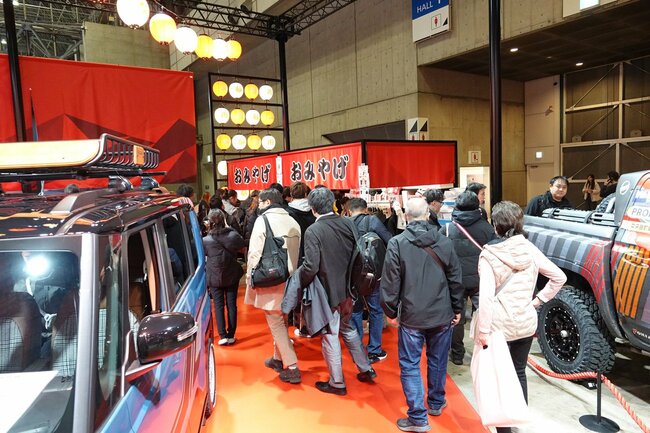 デリ丸。グッズなどを販売していた「おみやげ」の屋台には、長蛇の列ができていました