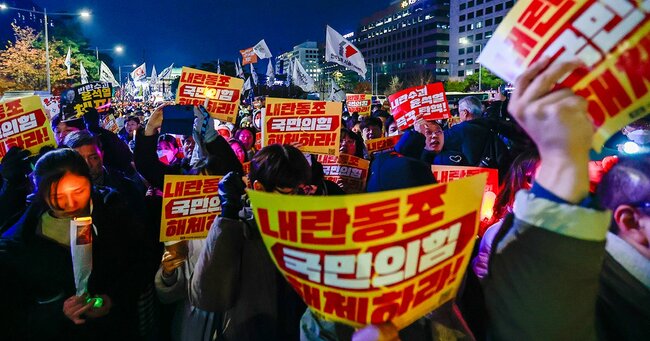 12月10日、韓国・ソウルで集会に参加する人々