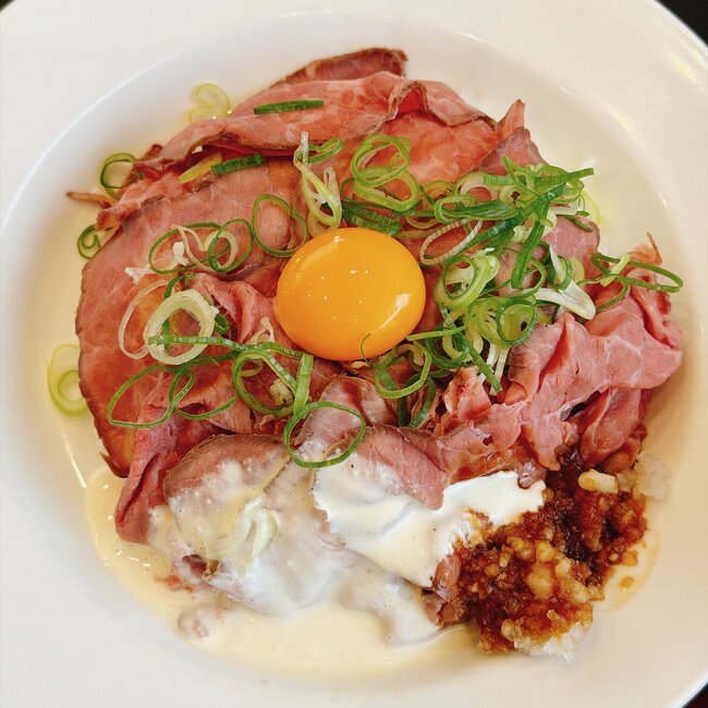 「あまりの美味さに2日連続」松屋の“お肉てんこ盛りメニュー”何度もリピートしたくなる！「美味すぎて涙が止まらん」「思ったより量がある」《実食レビュー》